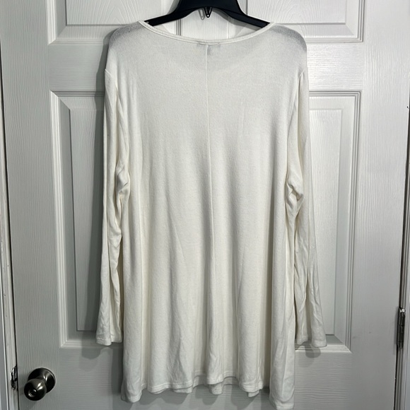 Lane Bryant women’s ivory top with black lace on the shoulders - Size 18 - 20. - Picture 6 of 6